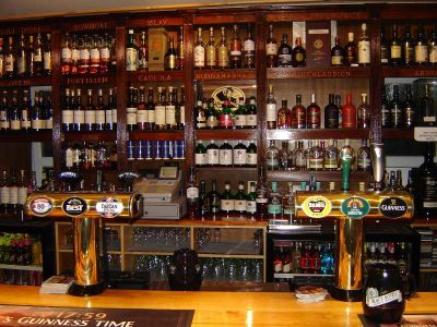 Die Bar im Lochside-Hotel von Bowmore